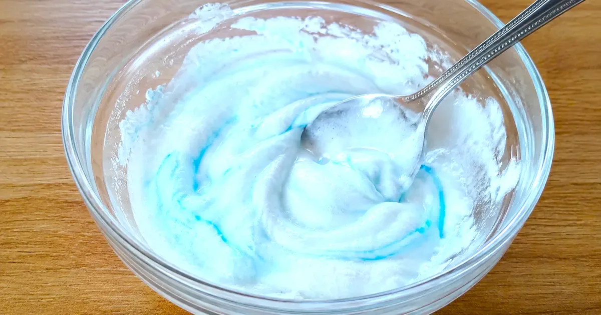 1 colher de bicarbonato e pasta de dentes: o truque de 2 minutos para limpar vidros