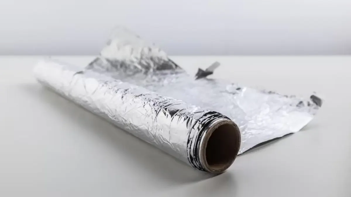 A reusable wrap made from beeswax has been quietly replacing cling film and aluminum foil in kitchens around the world for nearly two decades. Image: Freepik.