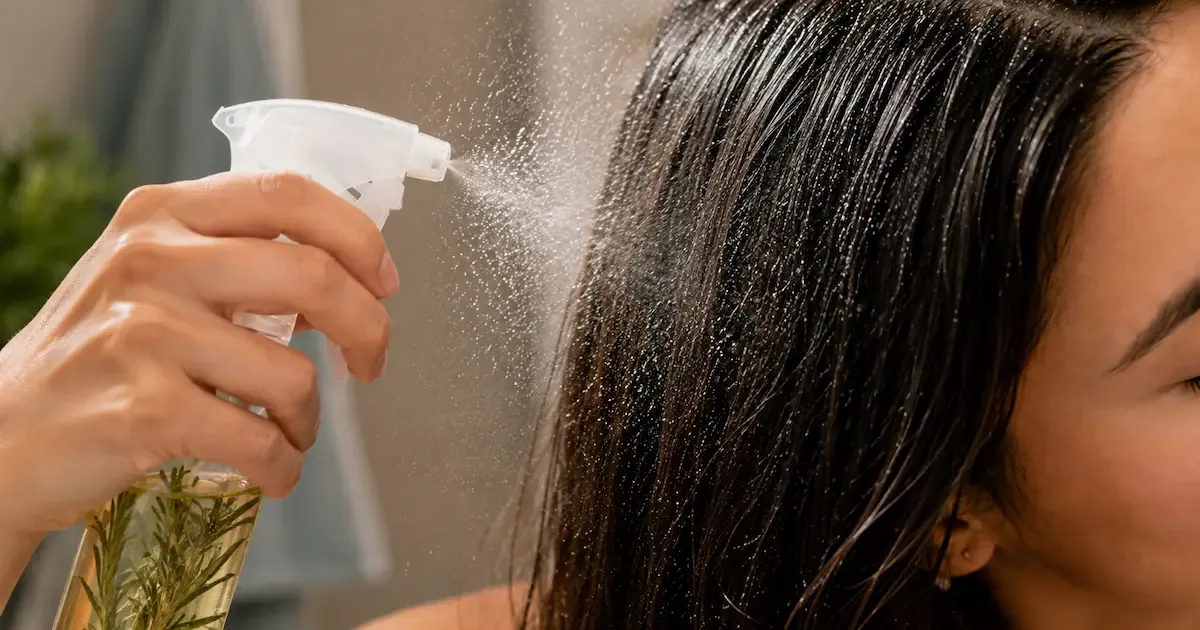 Água de alecrim: a receita de 15 minutos com 5 benefícios diretos para a raiz do cabelo
